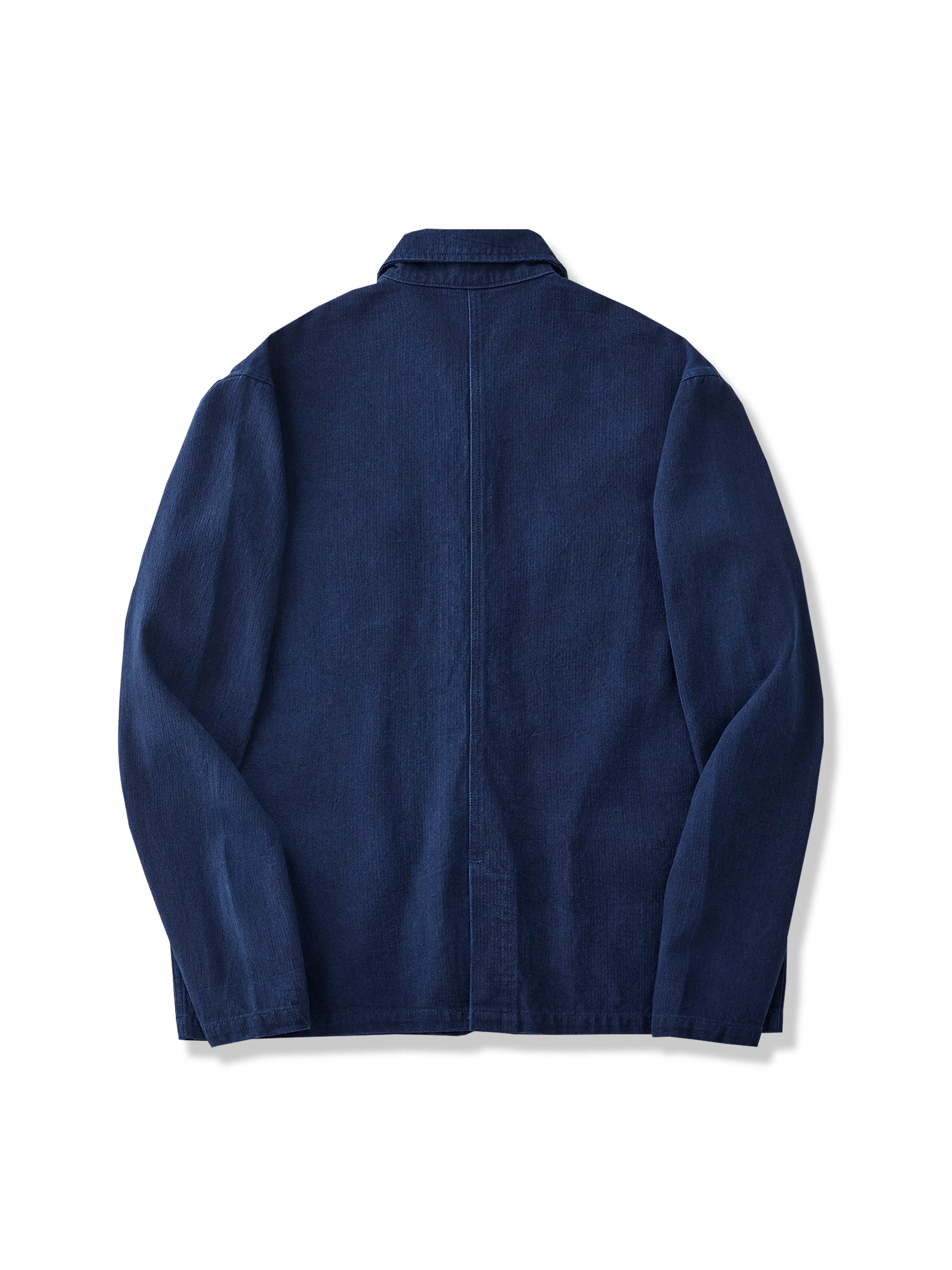 植物藍染の独特な風合いと本水牛ボタンのディテールクローズアップ