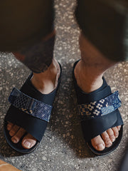 ネイビー基調のBORO古布プリント幅広ストラップ＆コルクソールのサンダル横向き全景