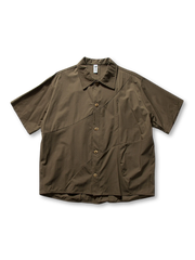 ベージュとカーキの無地×切替えパネル、隠しジップポケット付きショートスリーブシャツ全体