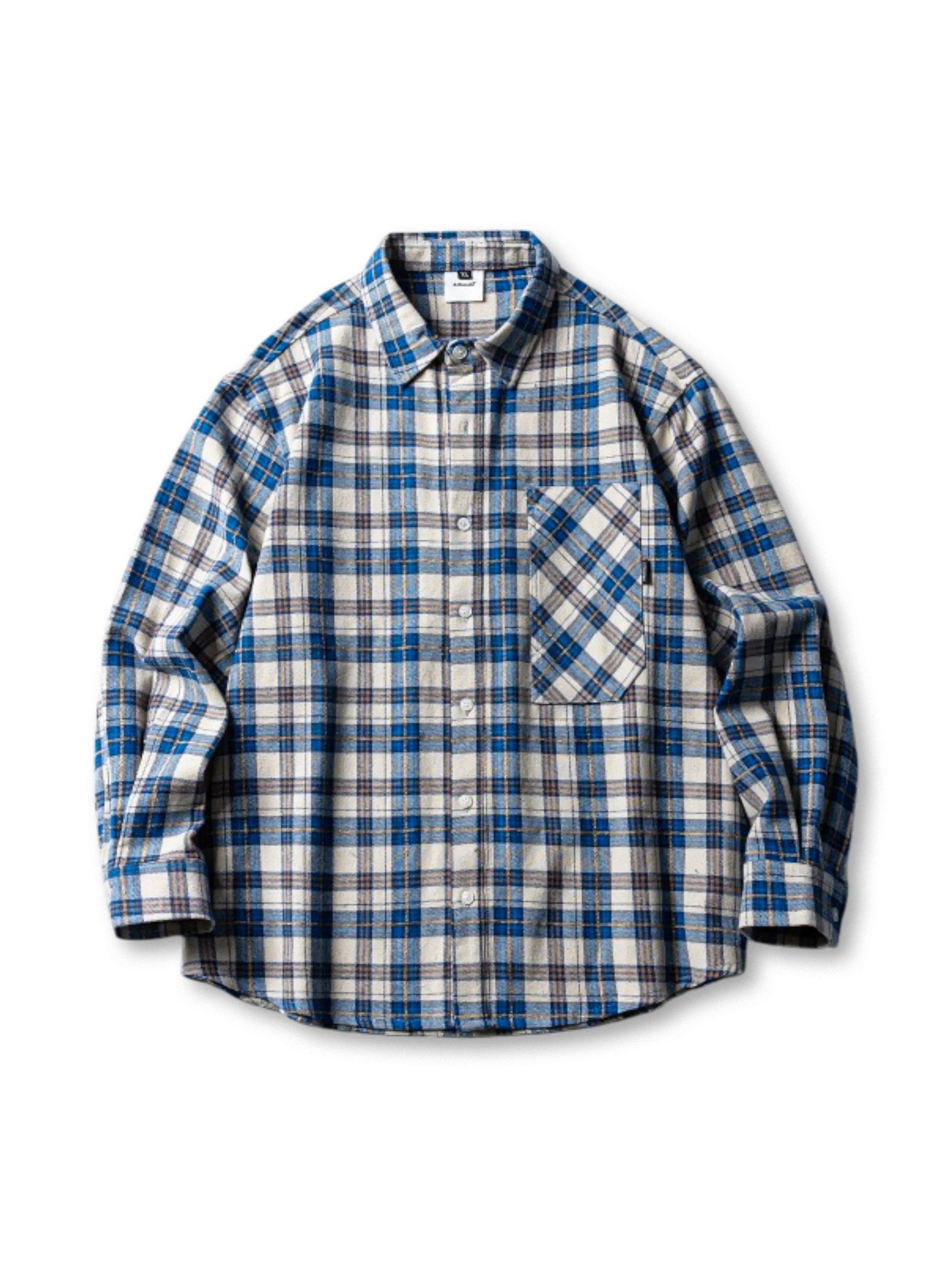 コットン×雪ニール糸の配色チェック生地で仕立てられた長袖シャツ、ややゆったりとしたシルエット