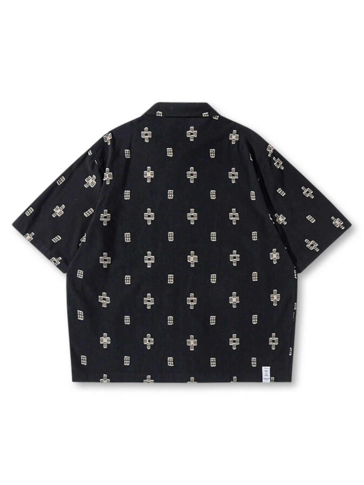 ブラックカラーのオープンカラーシャツに胸元と背面のクロス刺繍が際立つ前後全体像
