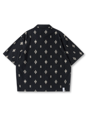 ブラックカラーのオープンカラーシャツに胸元と背面のクロス刺繍が際立つ前後全体像
