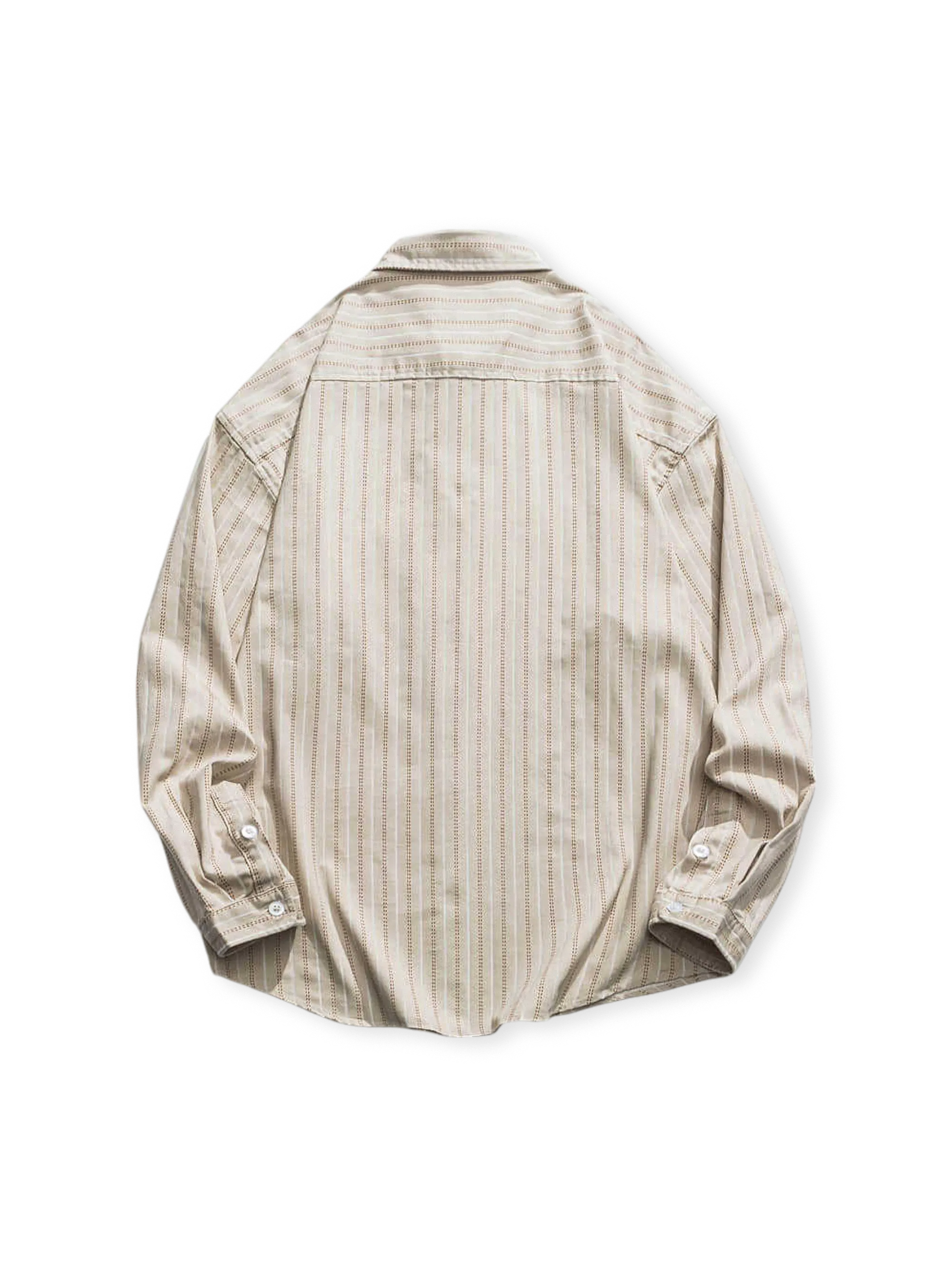 ストライプルーズシャツ、ボタンダウンネック＆チェストポケット付き。