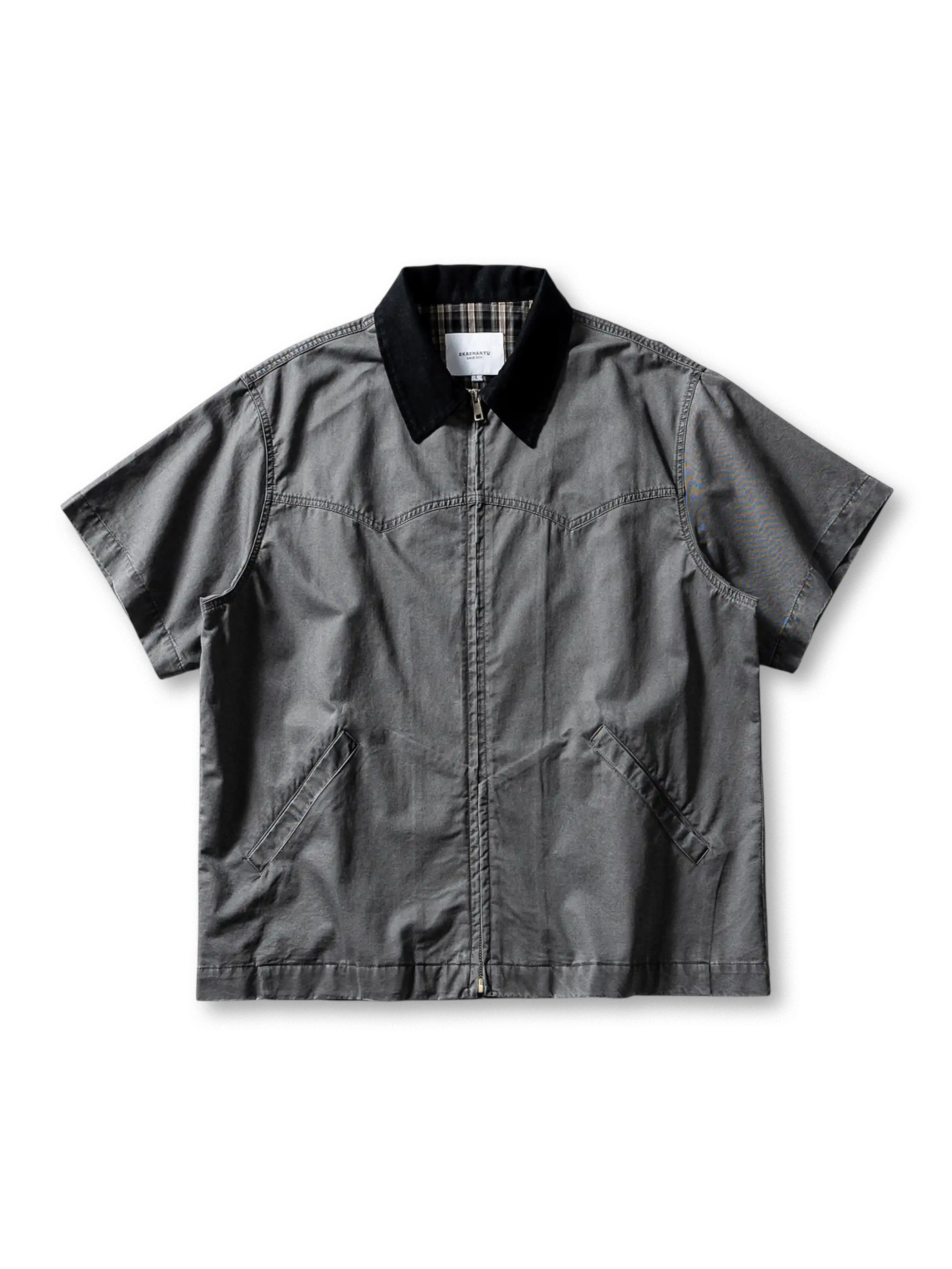 クリーンフィット・デトロイトワークシャツ 半袖、ウォッシュ加工が施されたコットン生地。
