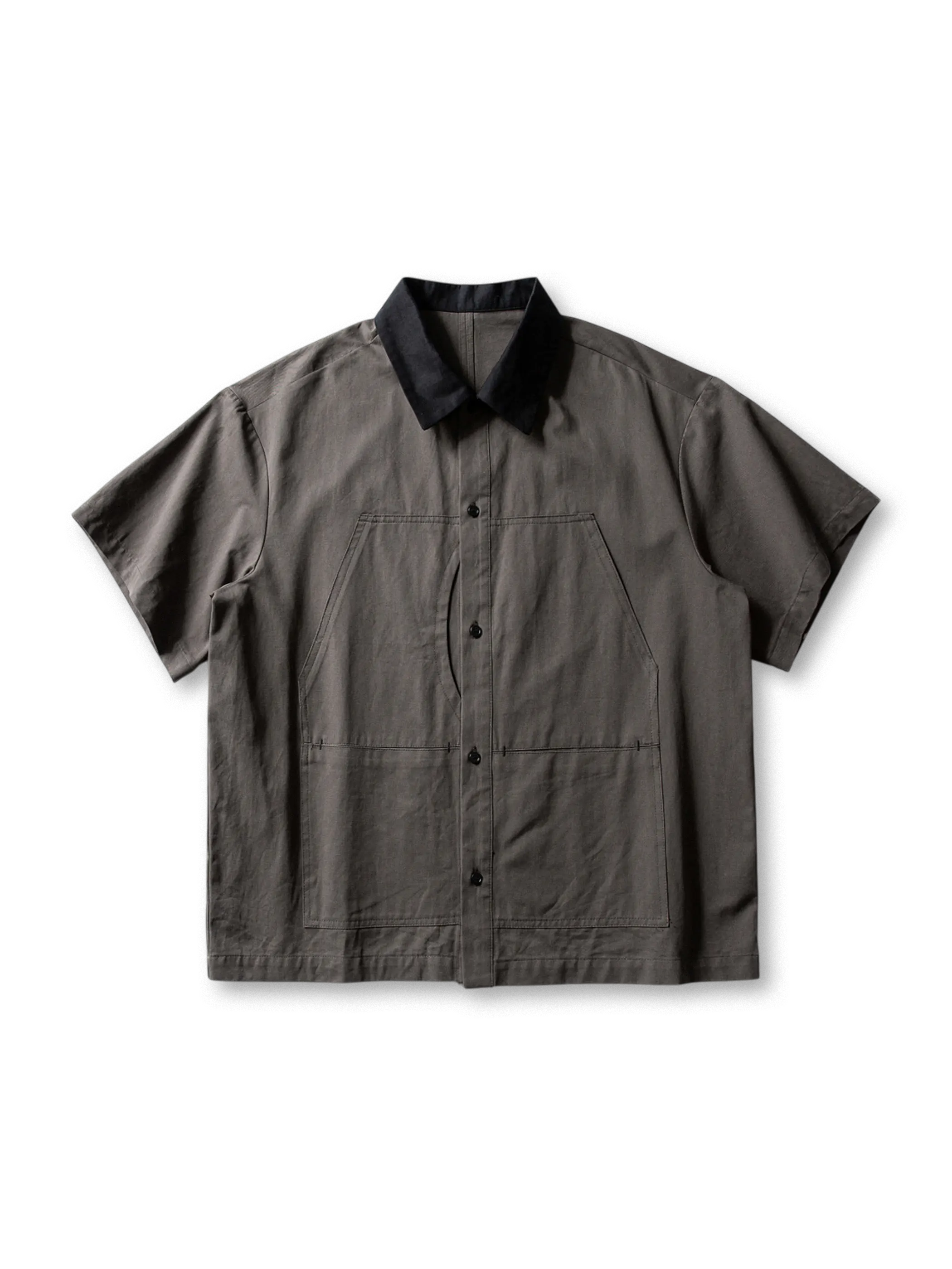 グレーとカーキのコントラストカラー襟が印象的なショートスリーブワークシャツ全体図