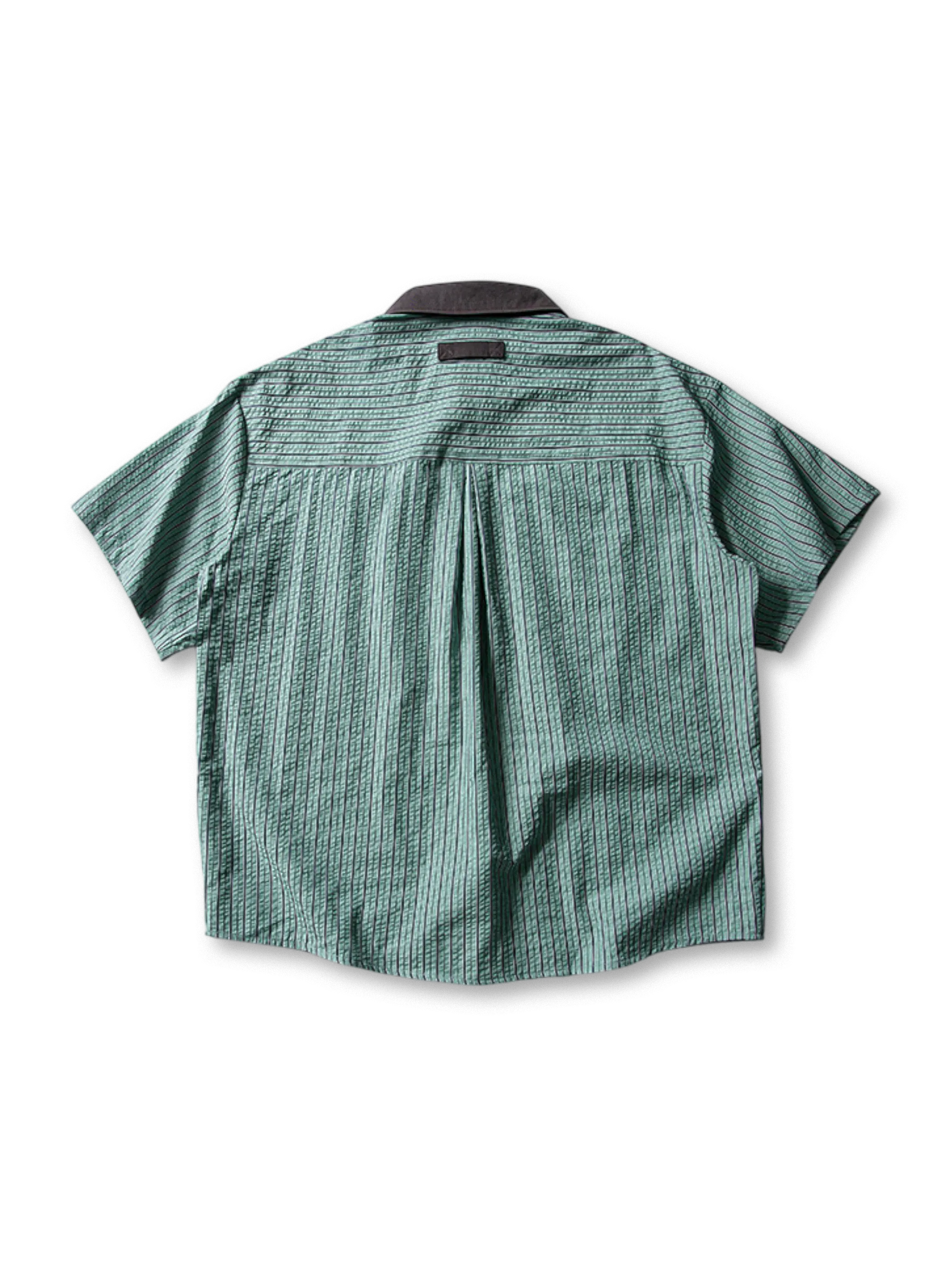 緑とベージュのテクスチャードストライプ半袖ワークシャツ、コントラストカラーの襟と胸ポケットを正面から見た全体像
