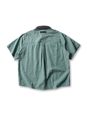 緑とベージュのテクスチャードストライプ半袖ワークシャツ、コントラストカラーの襟と胸ポケットを正面から見た全体像