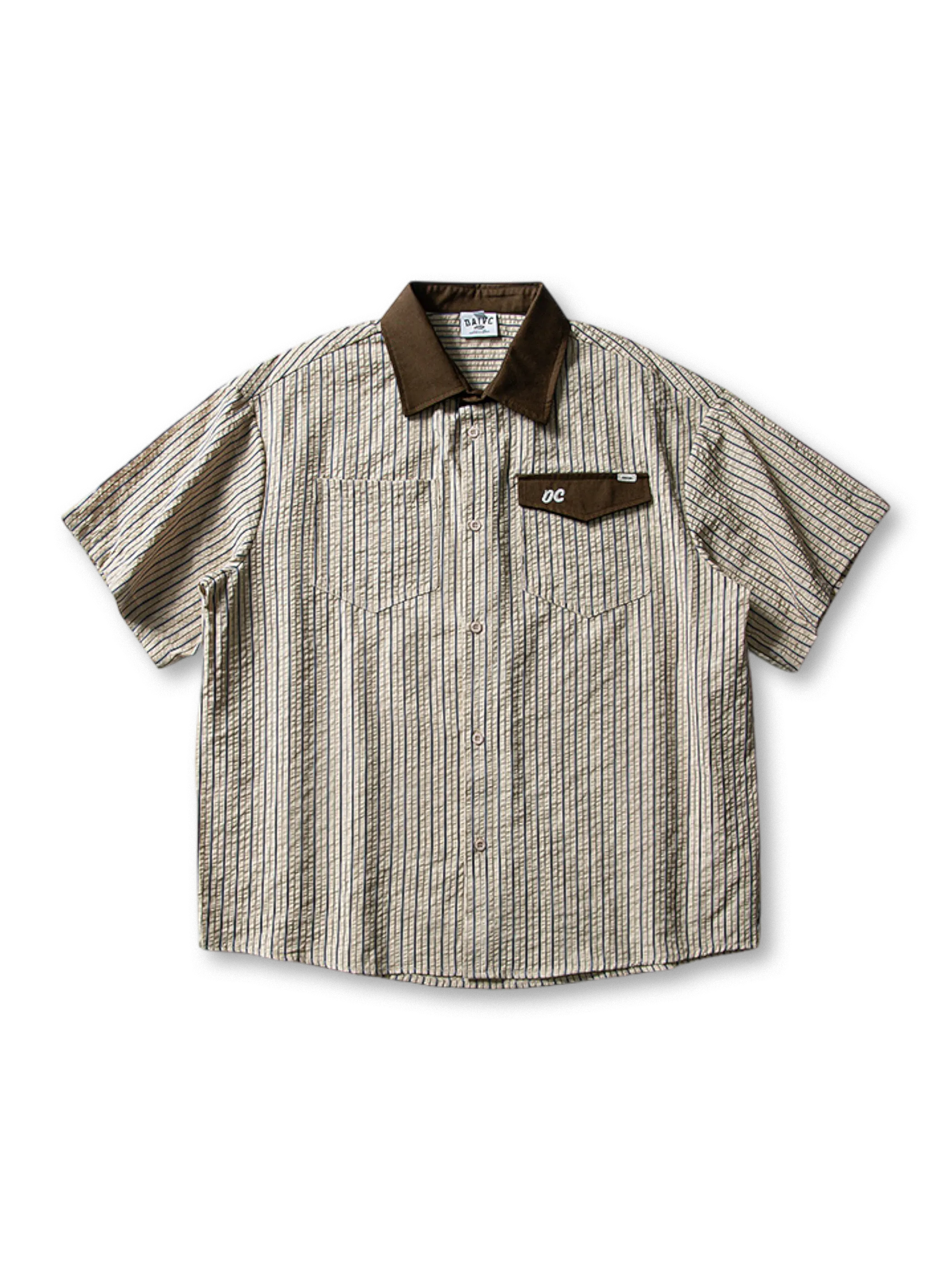 緑とベージュのテクスチャードストライプ半袖ワークシャツ、コントラストカラーの襟と胸ポケットを正面から見た全体像