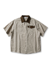 緑とベージュのテクスチャードストライプ半袖ワークシャツ、コントラストカラーの襟と胸ポケットを正面から見た全体像