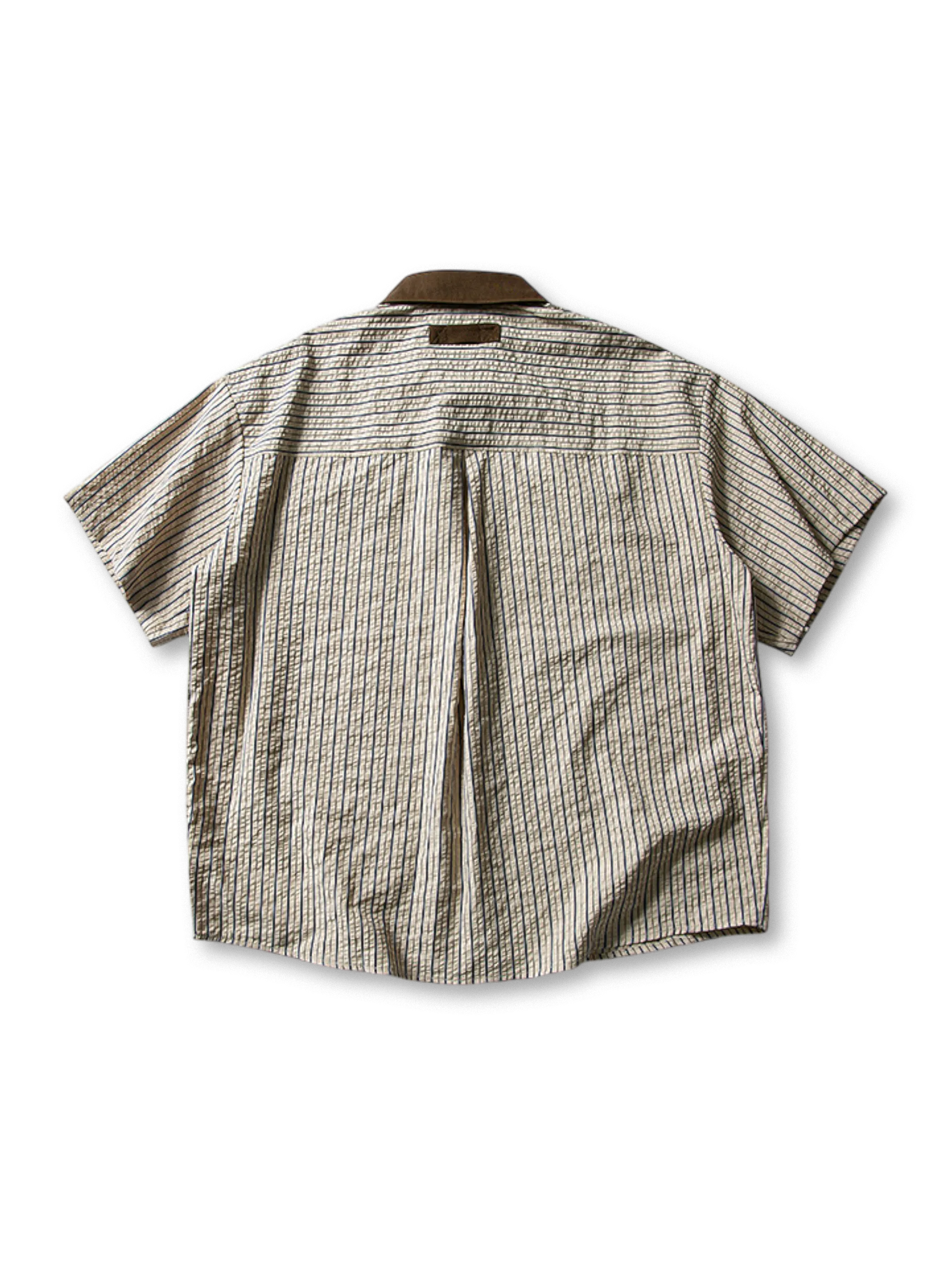 緑とベージュのテクスチャードストライプ半袖ワークシャツ、コントラストカラーの襟と胸ポケットを正面から見た全体像