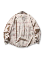 多色格子柄のワークシャツ正面、胸と腰に配置された大きなパッチポケットが目を引く。
