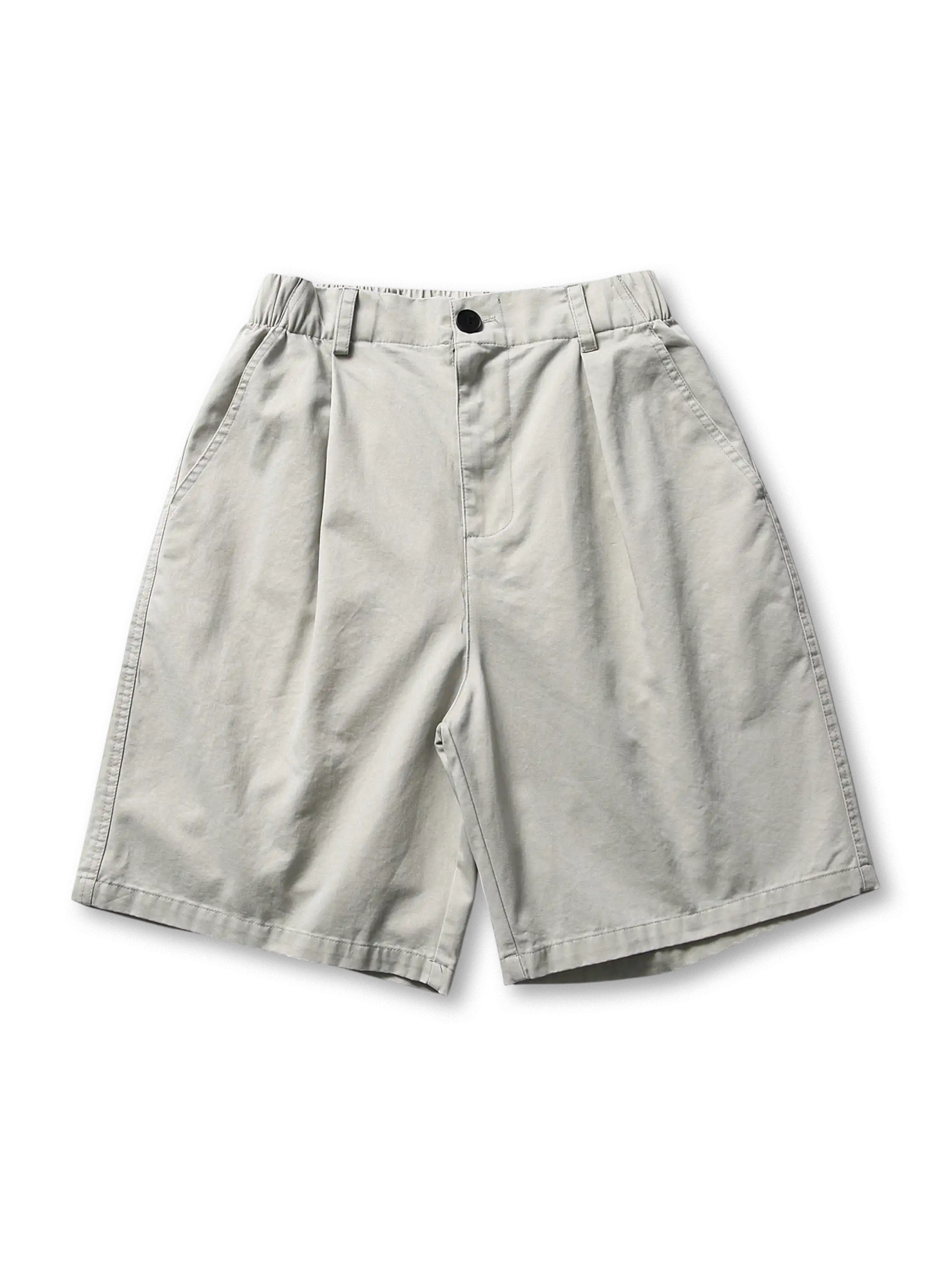 ダブルプリーツとカーゴポケットが映えるウォッシュドショーツ全体像。