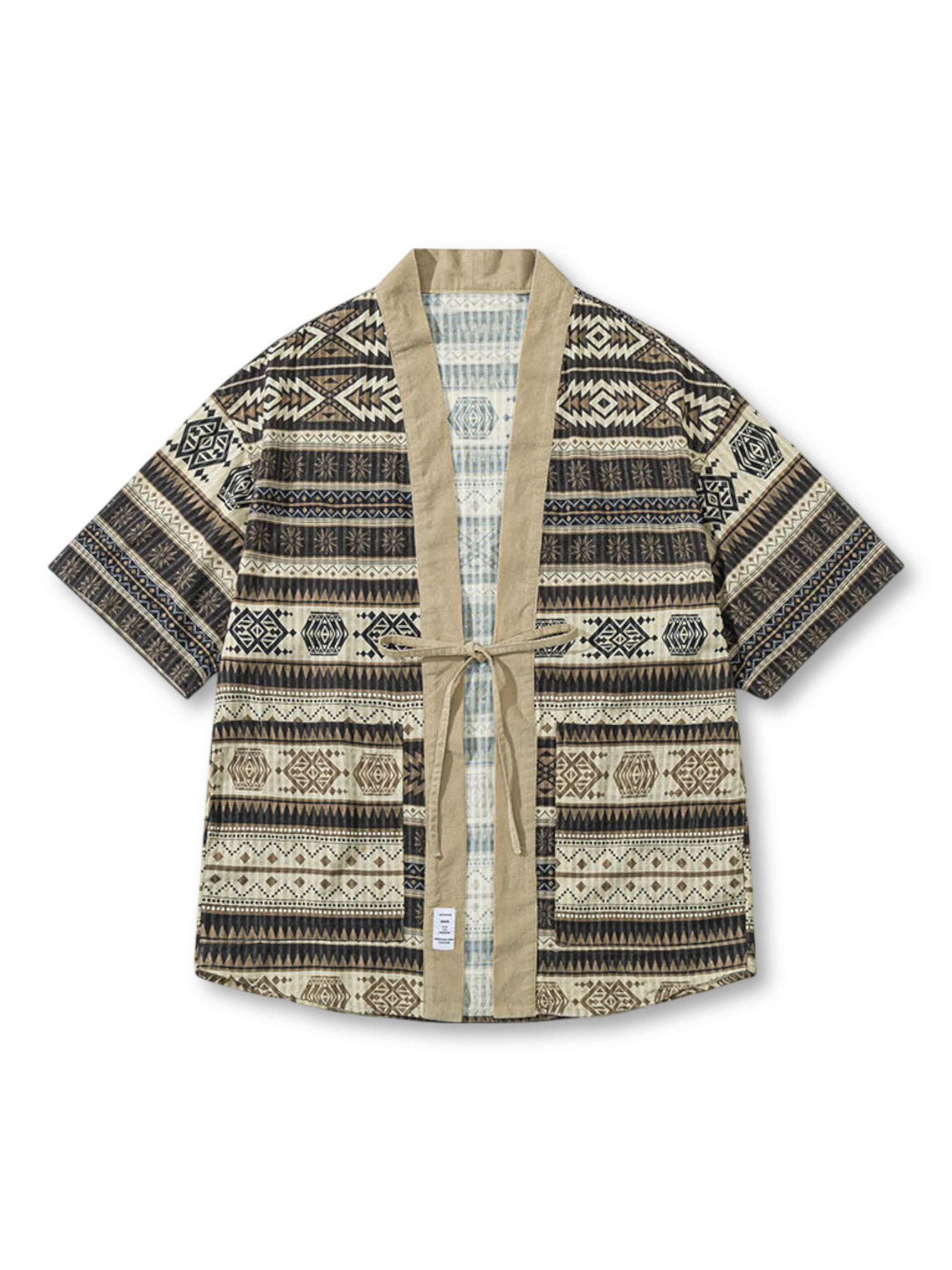 ベージュ地にネイティブ柄をあしらった着流し襟の半袖シャツ