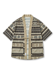 ベージュ地にネイティブ柄をあしらった着流し襟の半袖シャツ