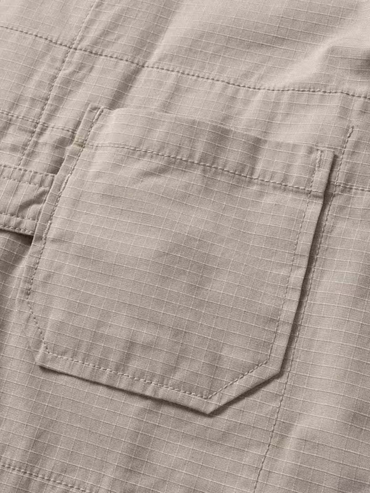 詳細画像: 防水速乾素材と多機能ポケットのディテールクローズアップ