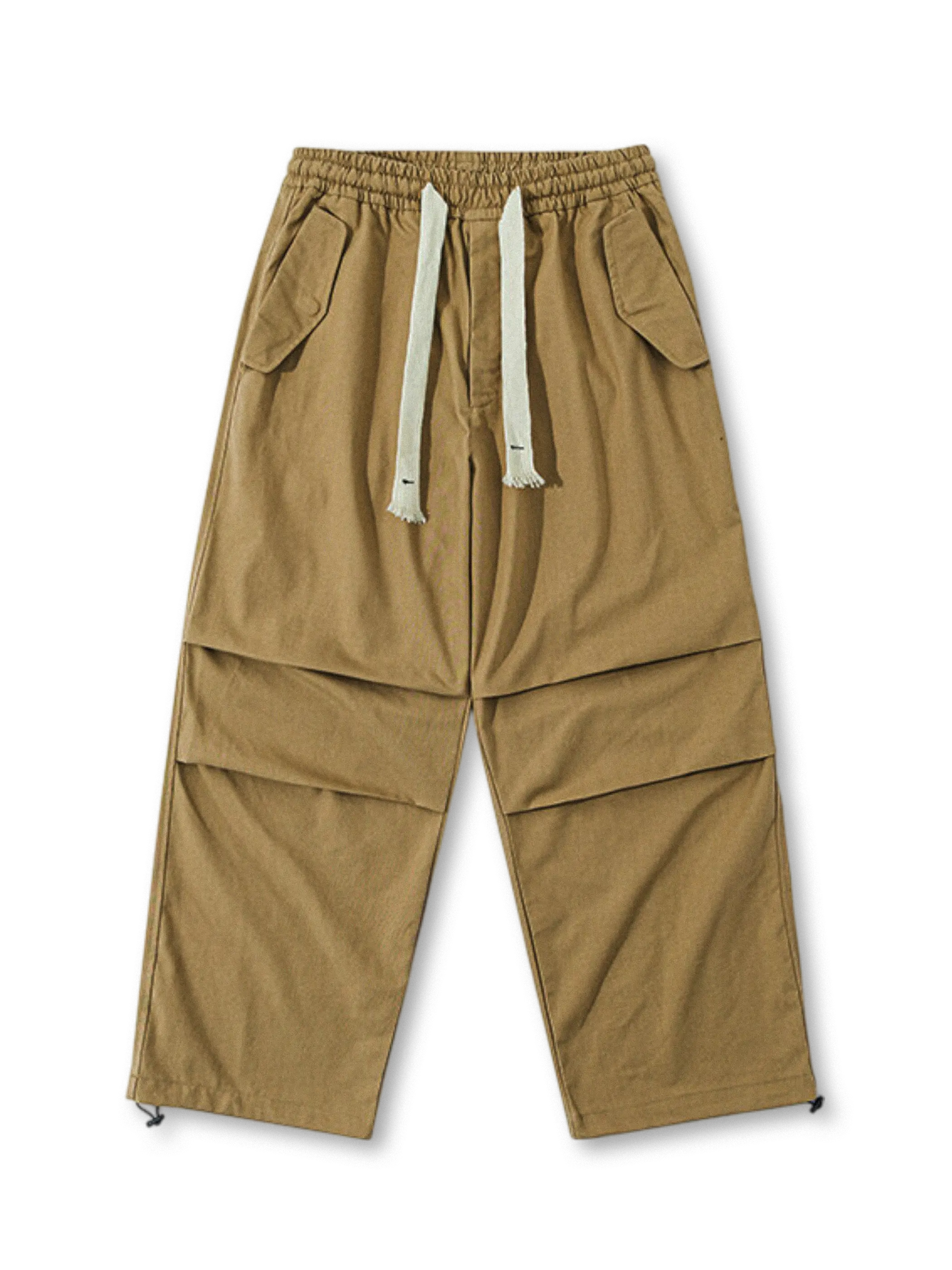  ブラックのパラシュートパンツ、両サイドに大きなフラップポケットを配したデザイン