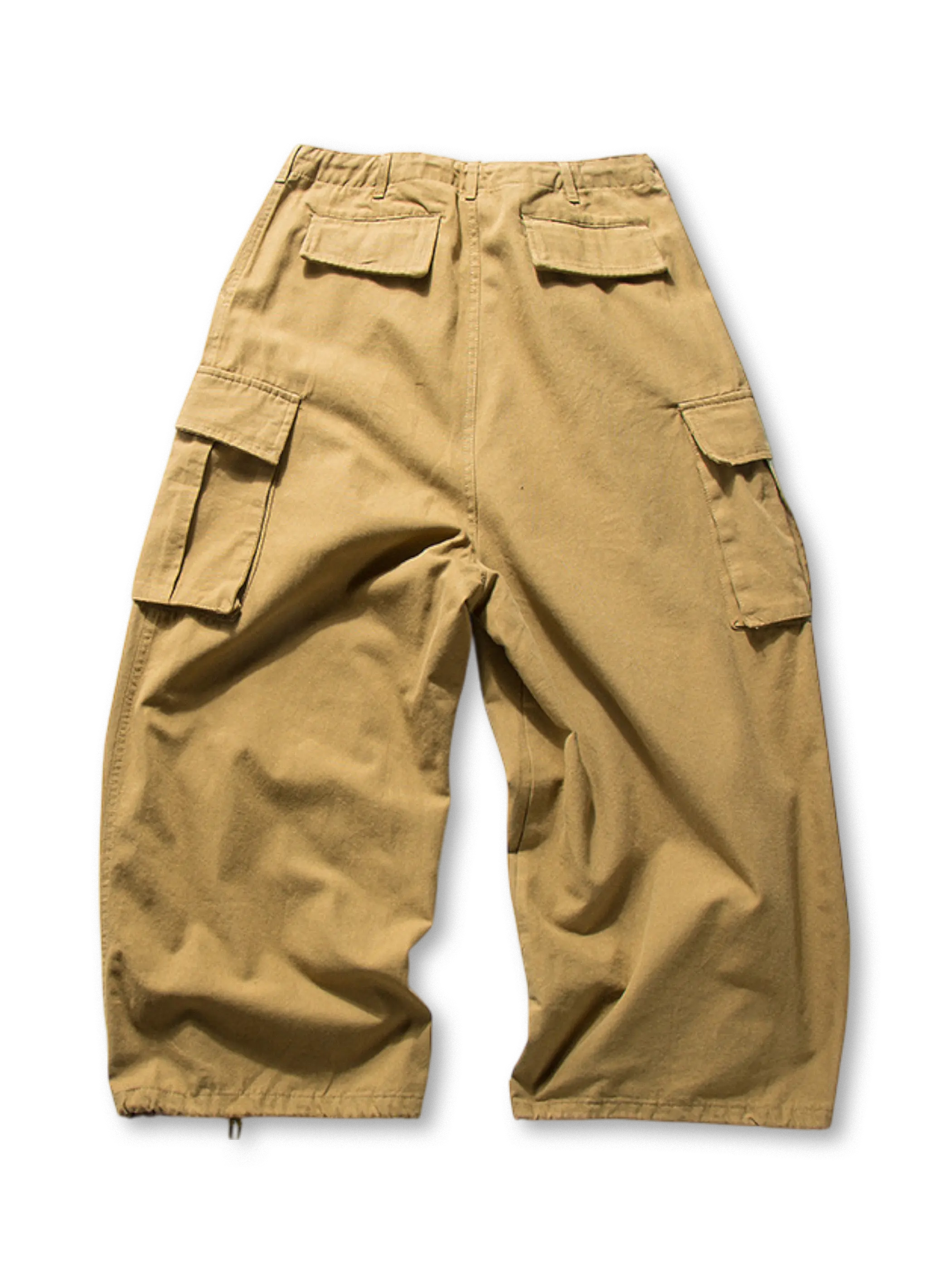 ベージュのワイドカーゴパンツ全体像