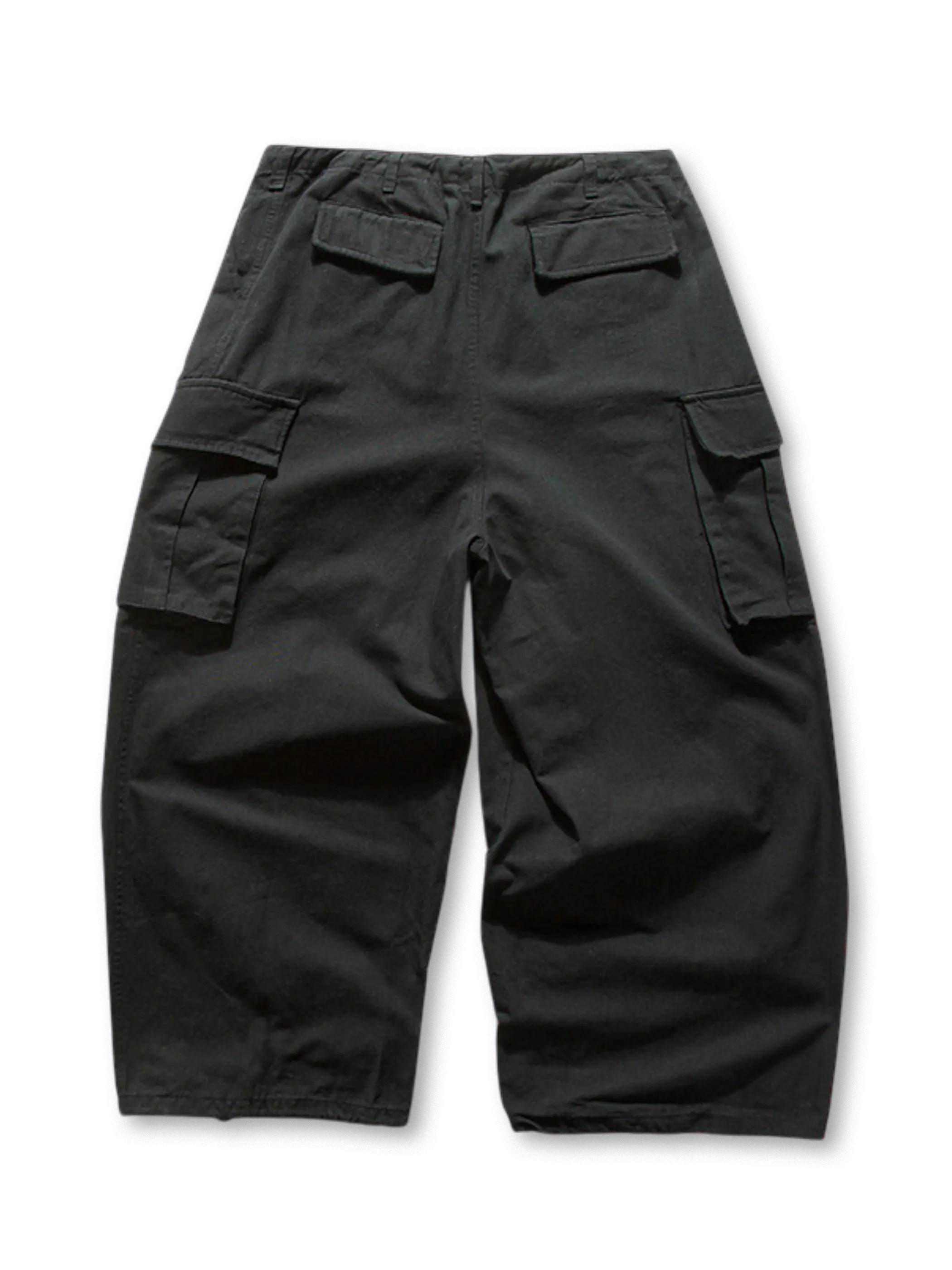 ベージュのワイドカーゴパンツ全体像