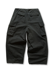 ベージュのワイドカーゴパンツ全体像