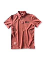 ヴィンテージウォッシュが施されたポロシャツ、胸元の刺繍ロゴが見える