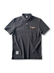 ヴィンテージウォッシュが施されたポロシャツ、胸元の刺繍ロゴが見える