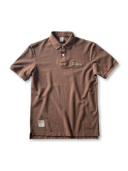 ヴィンテージウォッシュが施されたポロシャツ、胸元の刺繍ロゴが見える