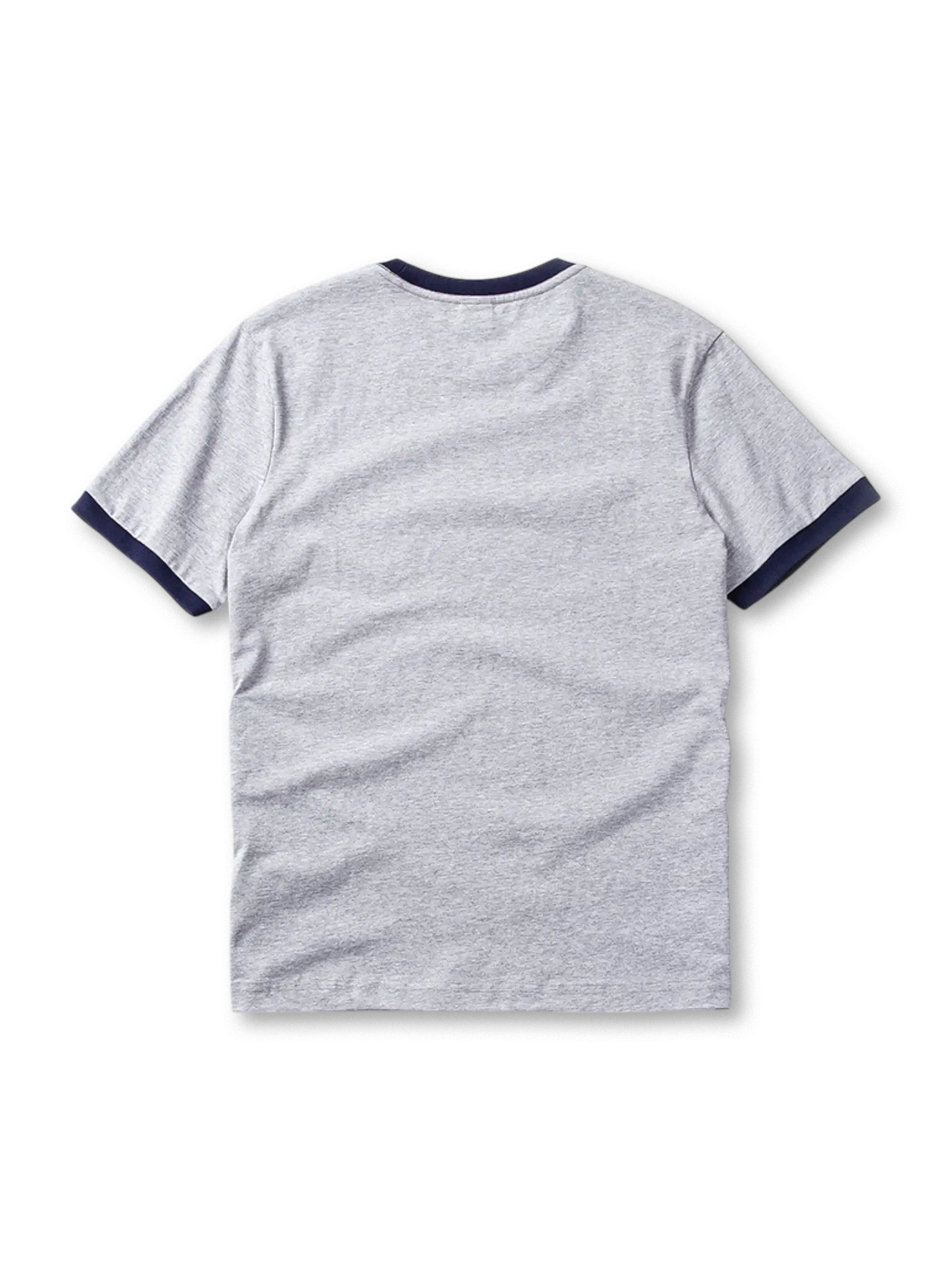 首元と袖口の配色が際立つリンガーTシャツ、フロントに「BASIC POWER」プリント