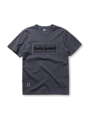 立体刺繍ロゴが中央に配されたコットンTシャツ