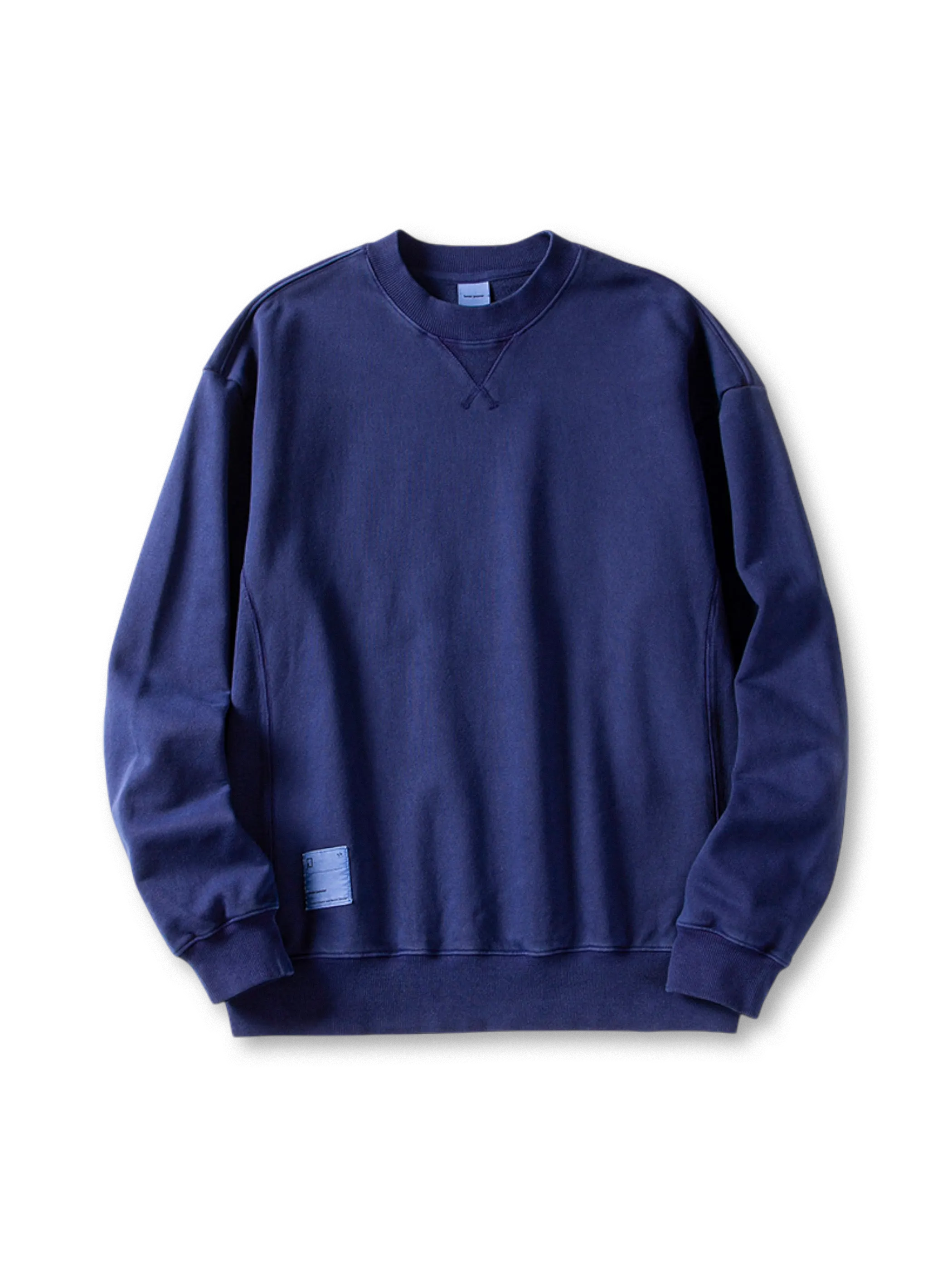 ウォッシュ加工を施したクルーネックスウェット、V字ガゼット付き