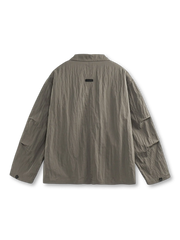 グレーカーキの撥水ナイロンジャケット全体像、スタンドカラーとボックスシルエットが