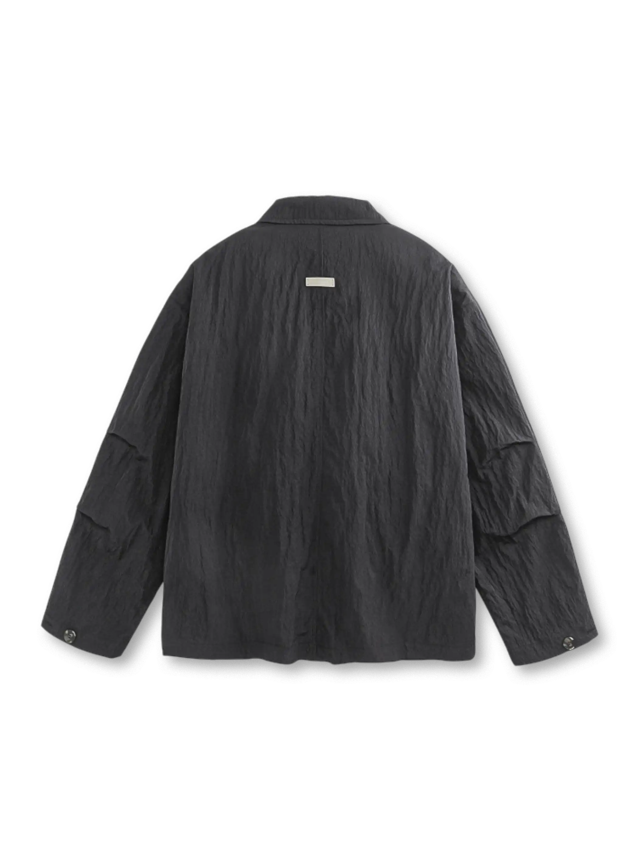 グレーカーキの撥水ナイロンジャケット全体像、スタンドカラーとボックスシルエットが