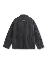 グレーカーキの撥水ナイロンジャケット全体像、スタンドカラーとボックスシルエットが