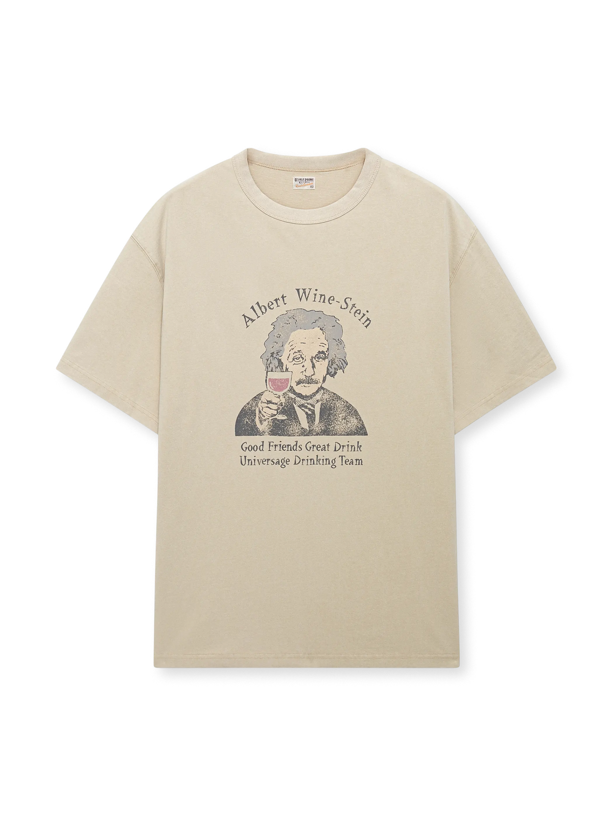 1950年代風広告イラスト風のAlbert Wine-Steinプリントが特徴のゆったりシルエットのワインカラーTシャツ。ビンテージ風の色落ちとヒビ割れが魅力。