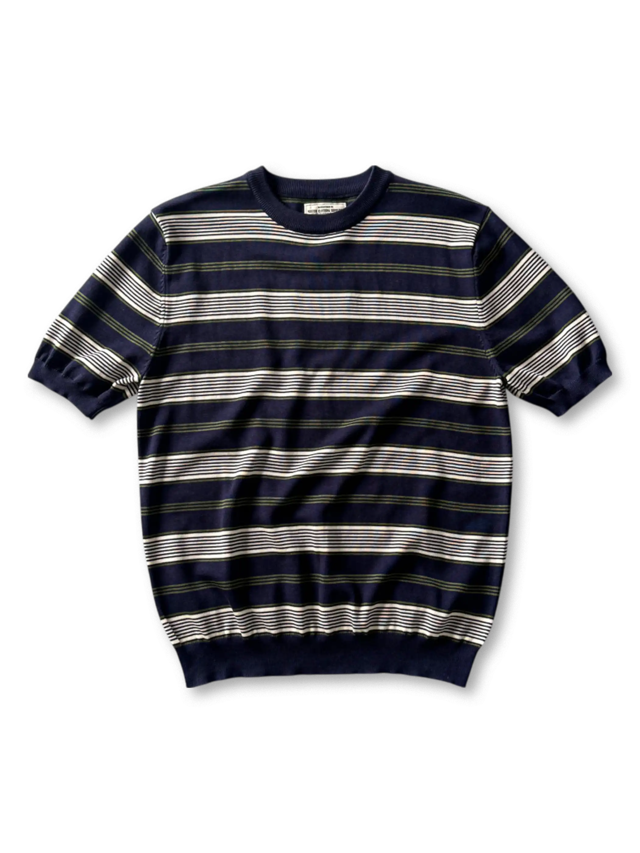 4色展開のヴィンテージストライプTシャツ、太めのボーダー柄とリブ仕上げが見える

詳細画像: ニット素材のライセル生地、クルーネックと袖リブの縫製ディテールがわかるクローズアップ