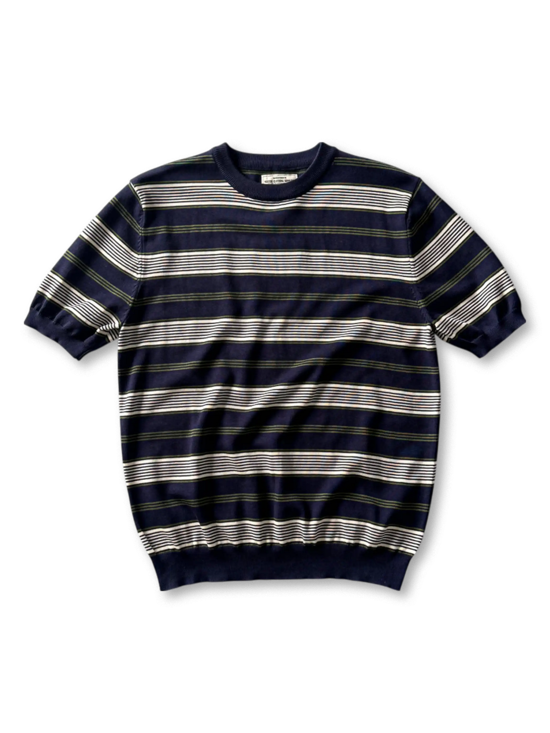 4色展開のヴィンテージストライプTシャツ、太めのボーダー柄とリブ仕上げが見える

詳細画像: ニット素材のライセル生地、クルーネックと袖リブの縫製ディテールがわかるクローズアップ