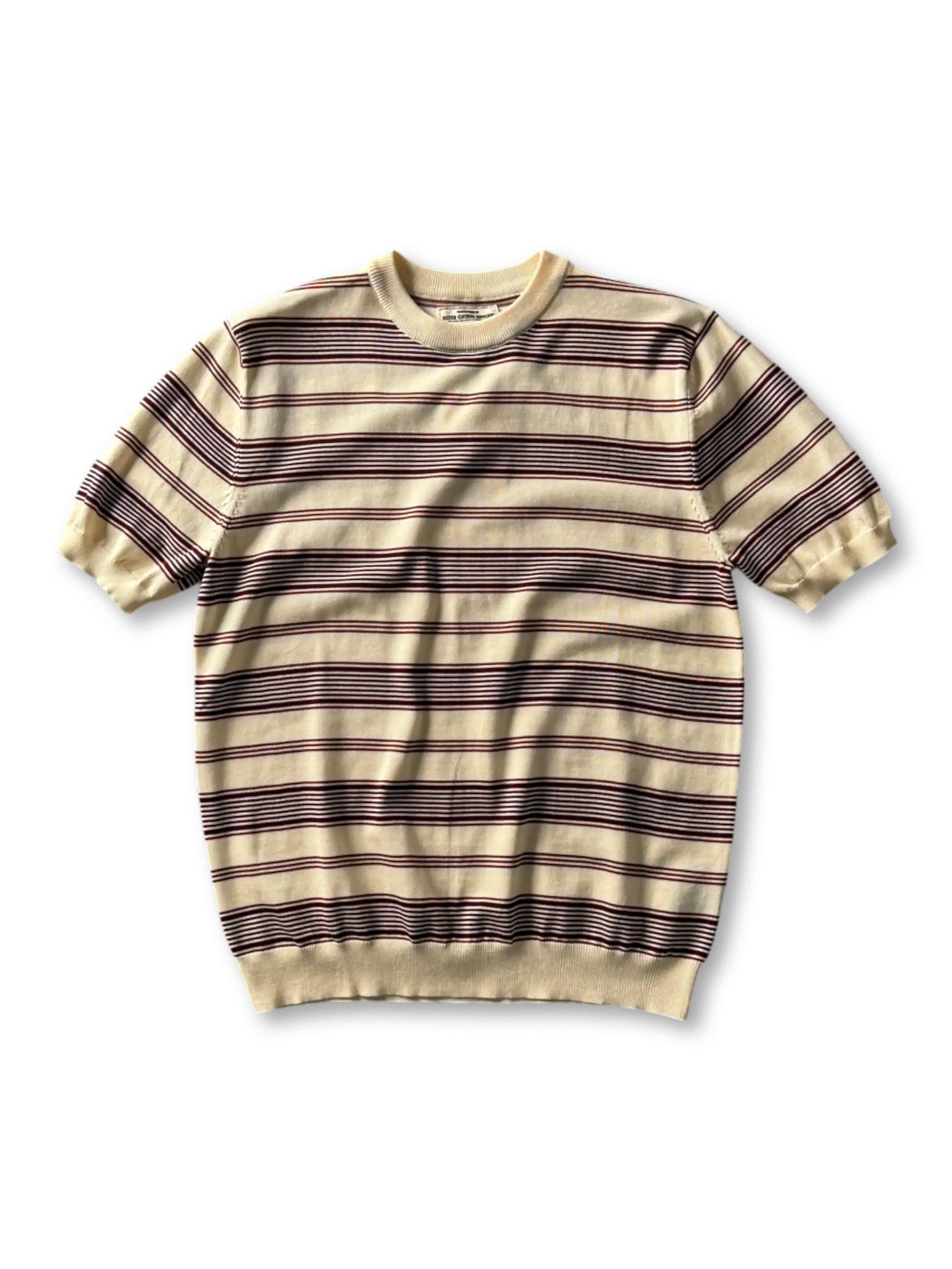 4色展開のヴィンテージストライプTシャツ、太めのボーダー柄とリブ仕上げが見える

詳細画像: ニット素材のライセル生地、クルーネックと袖リブの縫製ディテールがわかるクローズアップ