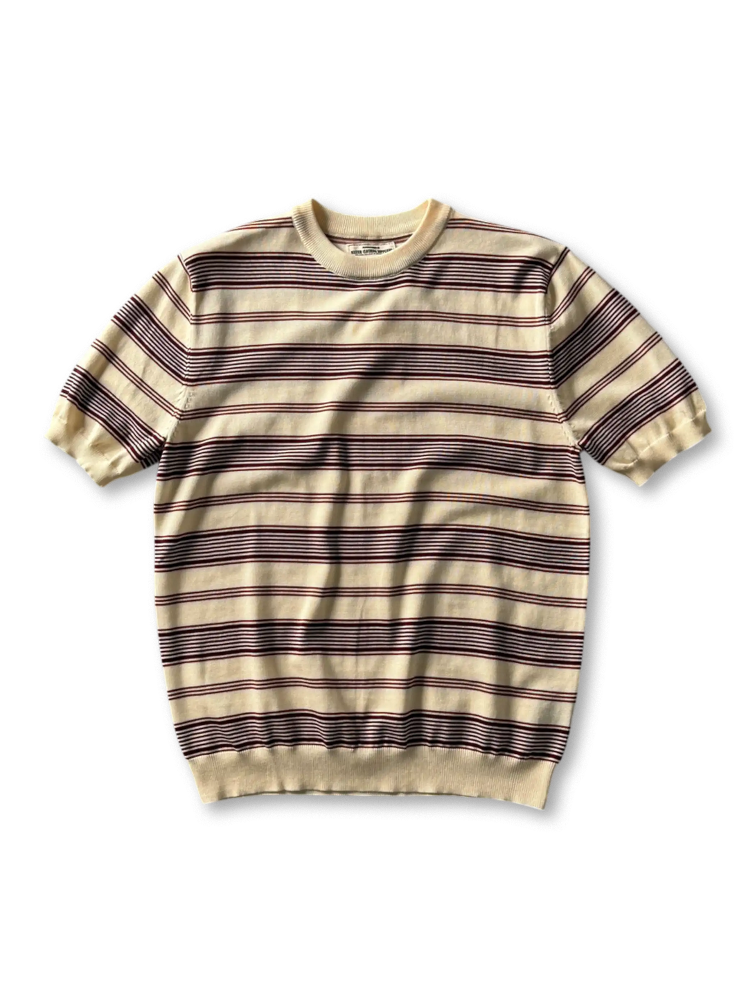 4色展開のヴィンテージストライプTシャツ、太めのボーダー柄とリブ仕上げが見える

詳細画像: ニット素材のライセル生地、クルーネックと袖リブの縫製ディテールがわかるクローズアップ