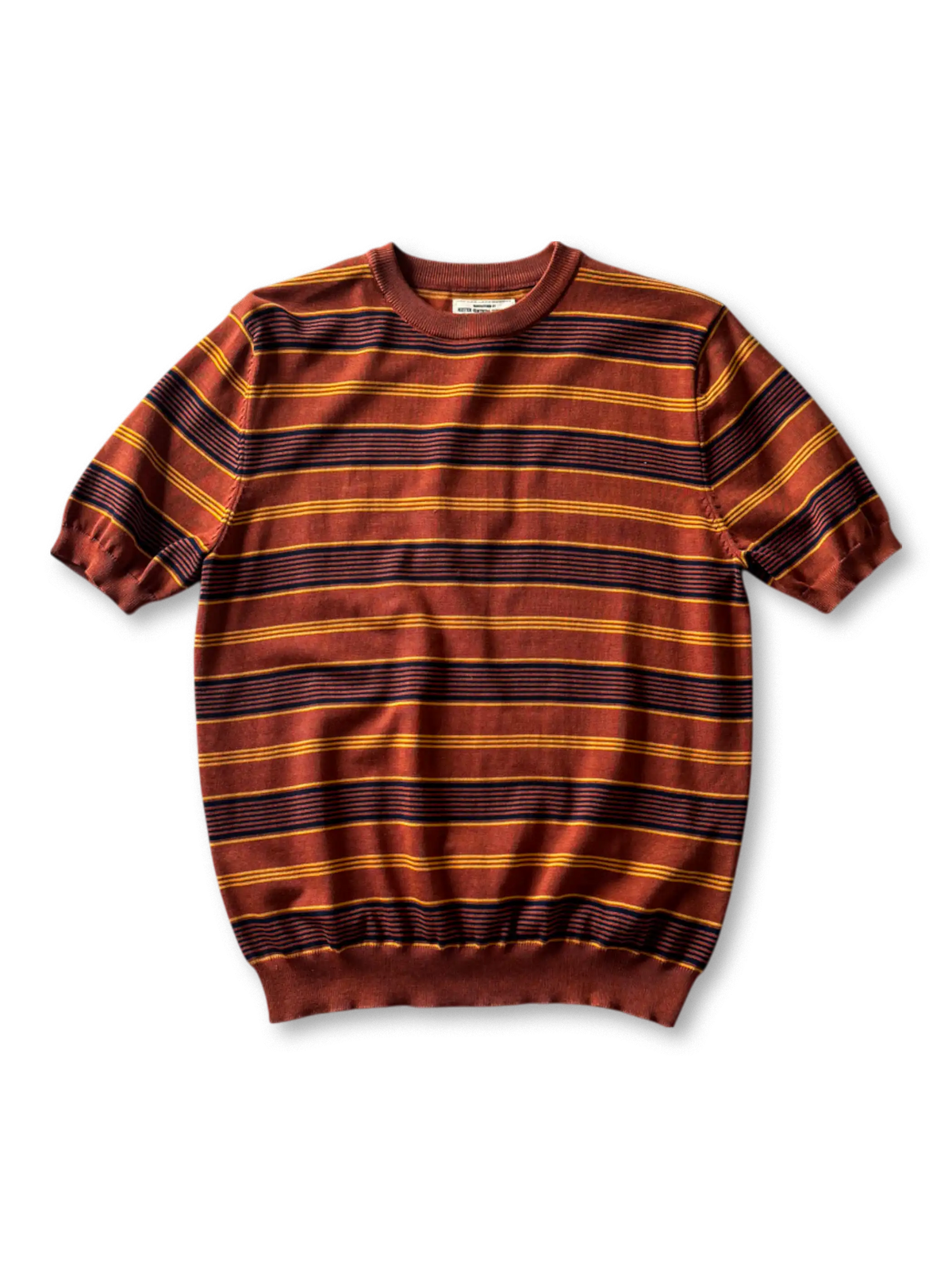 4色展開のヴィンテージストライプTシャツ、太めのボーダー柄とリブ仕上げが見える

詳細画像: ニット素材のライセル生地、クルーネックと袖リブの縫製ディテールがわかるクローズアップ