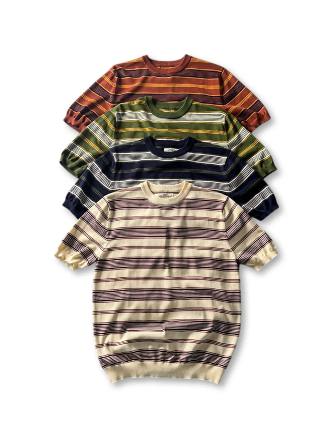 4色展開のヴィンテージストライプTシャツ、太めのボーダー柄とリブ仕上げが見える

詳細画像: ニット素材のライセル生地、クルーネックと袖リブの縫製ディテールがわかるクローズアップ
