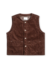 カキ色水洗い加工コーデュロイベスト平置き（8条子母紋の特写、古風な樹脂ボタン）