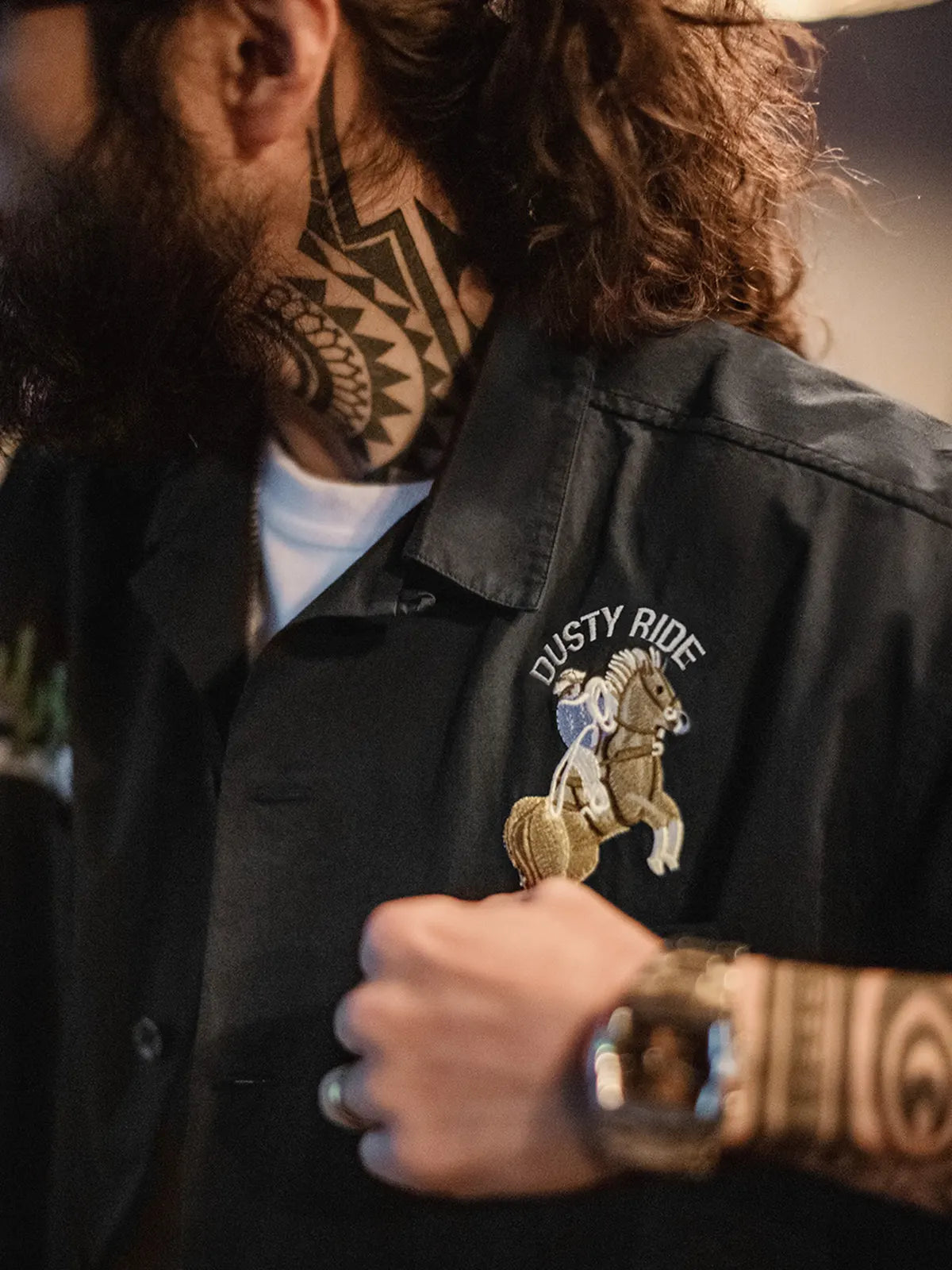 ブラックのウエスタン刺繍オーバーサイズオープンカラーシャツ正面全体