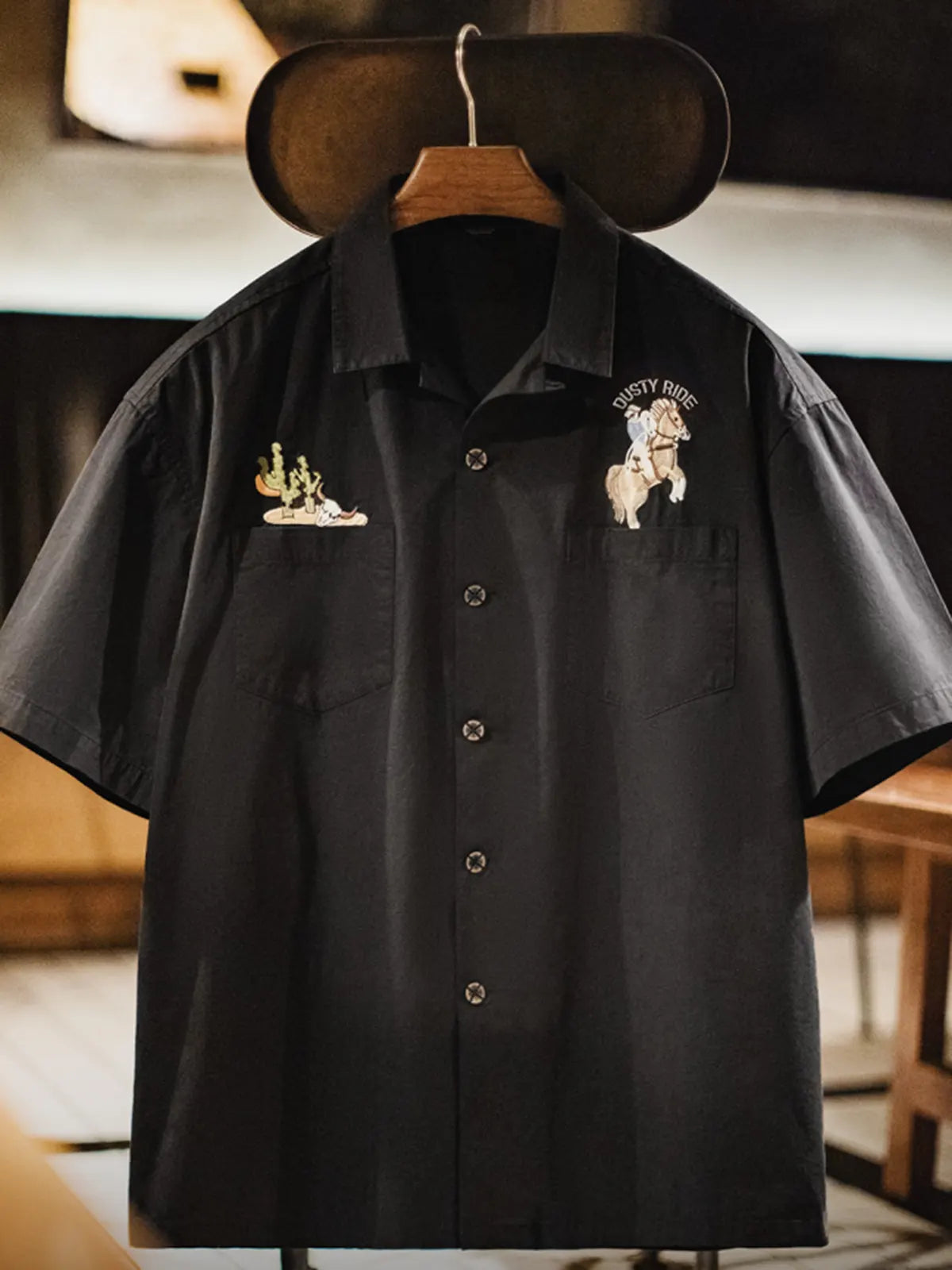 ブラックのウエスタン刺繍オーバーサイズオープンカラーシャツ正面全体