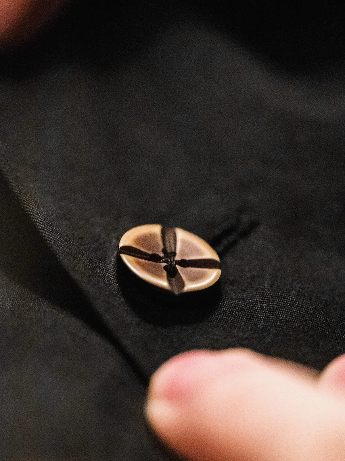 ブラックのウエスタン刺繍オーバーサイズオープンカラーシャツ正面全体