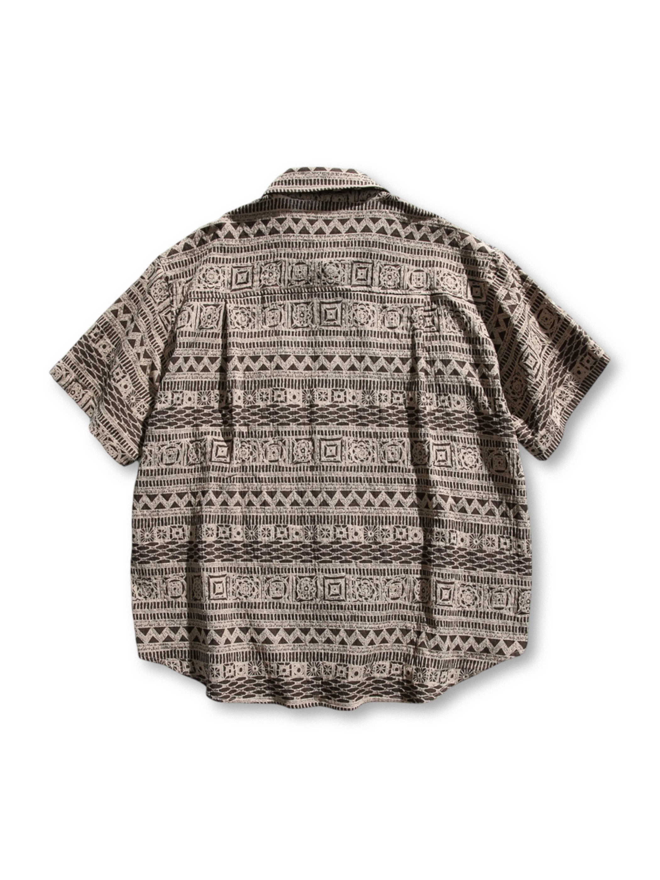 エスニック柄プリントが全面に施されたショートスリーブワークシャツ