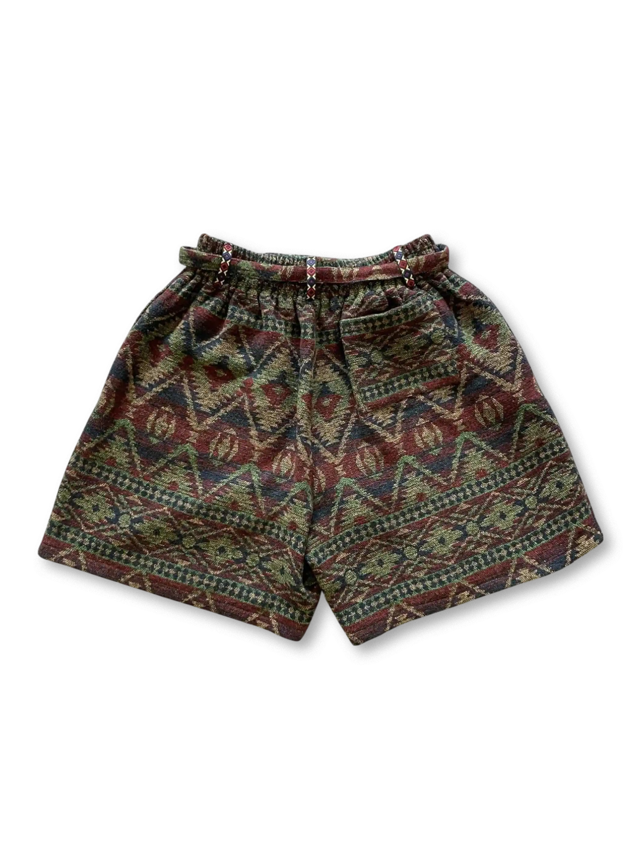 深みのある色使いとエスニック柄が全体に広がるジャカード織りショーツ、ウエストにドローコードが付いている