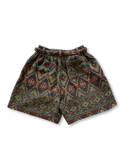 深みのある色使いとエスニック柄が全体に広がるジャカード織りショーツ、ウエストにドローコードが付いている