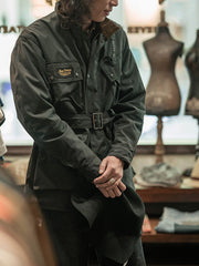 モデル画像: モデルがオイルワックスジャケットを着用し、レトロミリタリースタイルを提案している様子