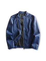 ショート丈のPUレザージャケット、立ち襟とジッパーが特徴的なフロントデザイン