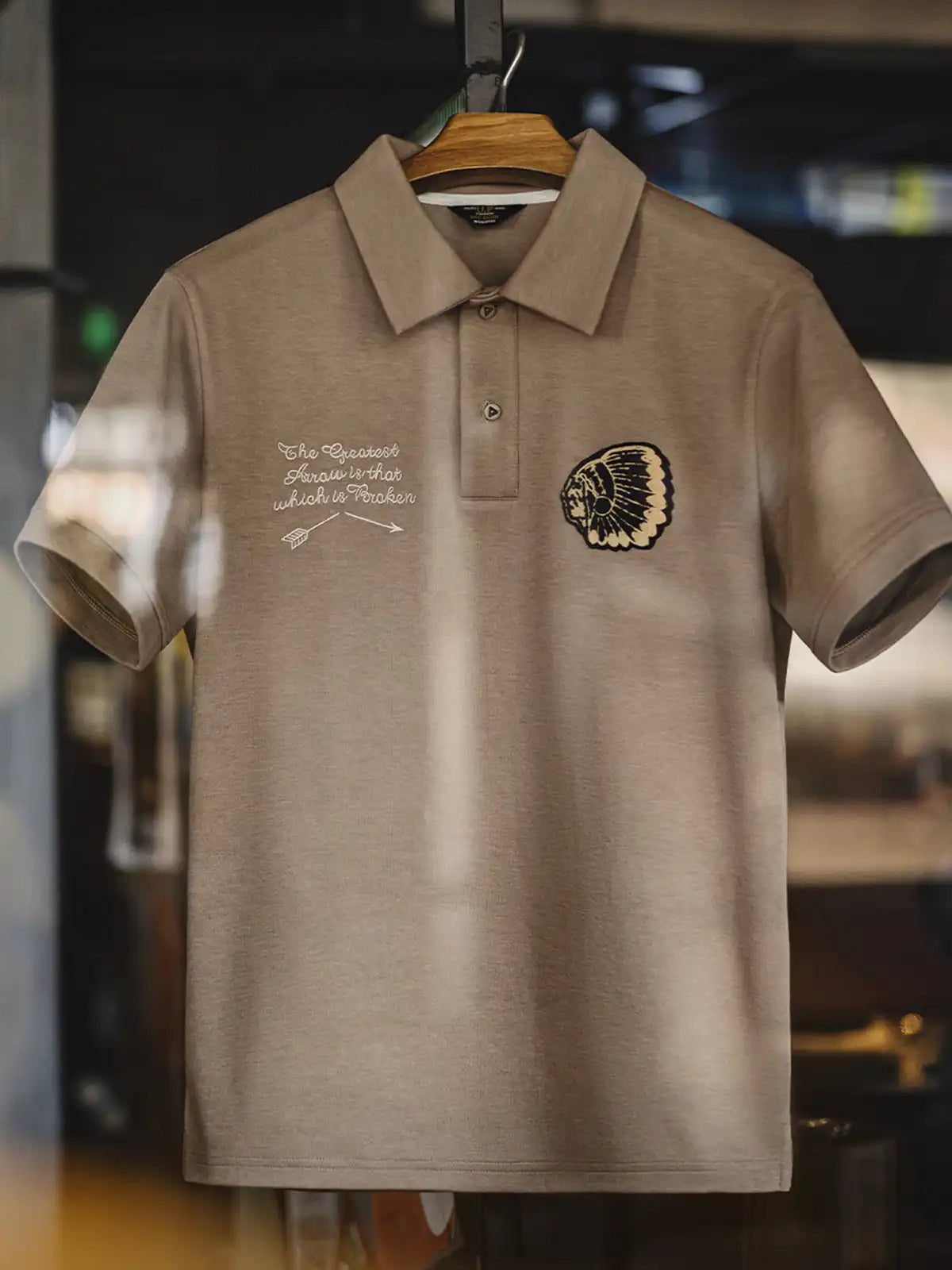 インディアン刺繍が施されたジェロニモ・ポロシャツの正面画像。左胸には酋長の刺繍がデザインされています。