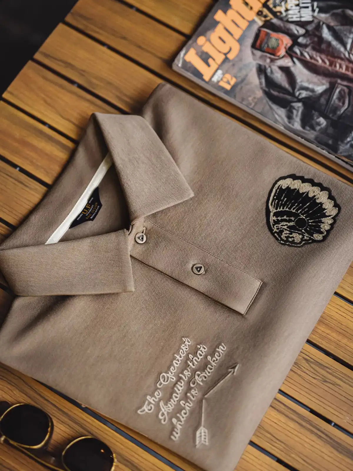 インディアン刺繍が施されたジェロニモ・ポロシャツの正面画像。左胸には酋長の刺繍がデザインされています。